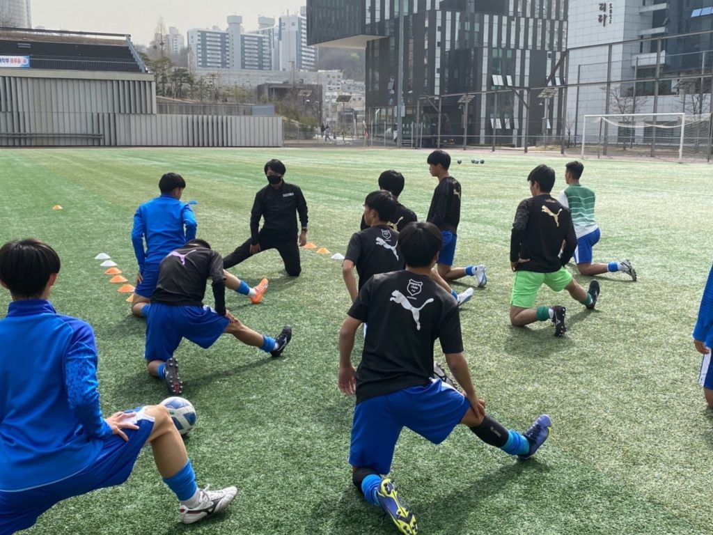 韓国でサッカートレーナーとして運動指導している